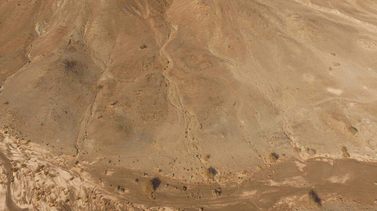 Archaeology students followed a tip and unearthed a settlement with three “coveted” artifacts left during the Bronze Age, photos show.