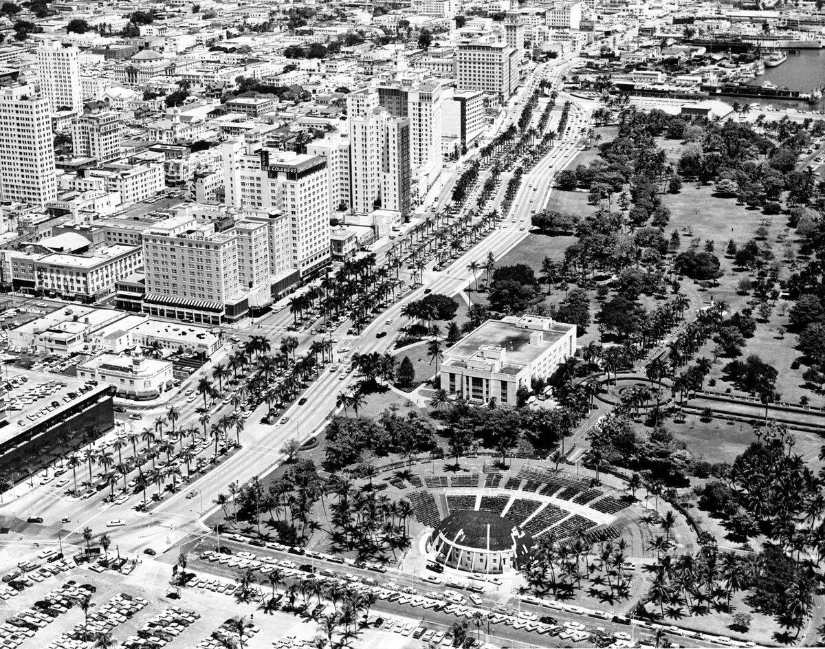 Esta fotografía aérea del 15 de junio de 1960 muestra el Bayfront Park del downtown de Miami, a la derecha, y el Biscayne Boulevard, en el centro, mirando hacia el norte. Frente al parque, en el centro a la izquierda, están los hoteles McAllister, Columbus, Miami Colonial y Everglades.