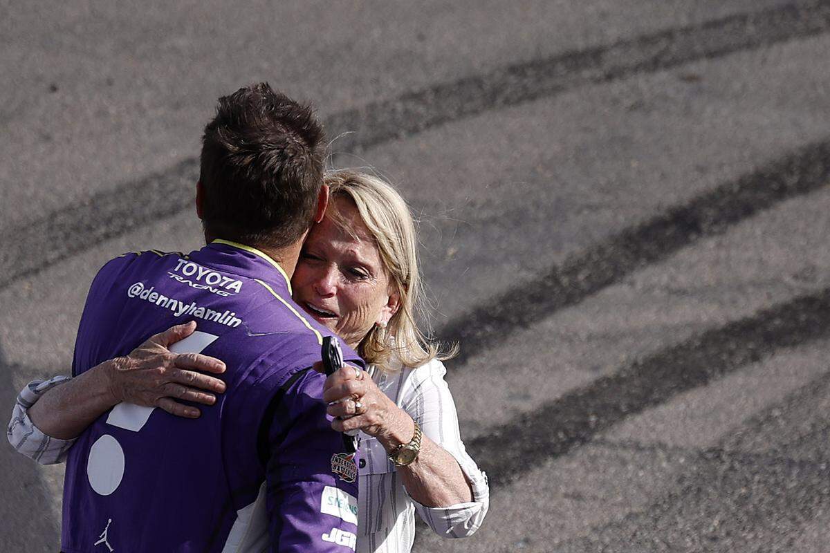 denny hamlin hugs mom after pennzoil 400 nascar win