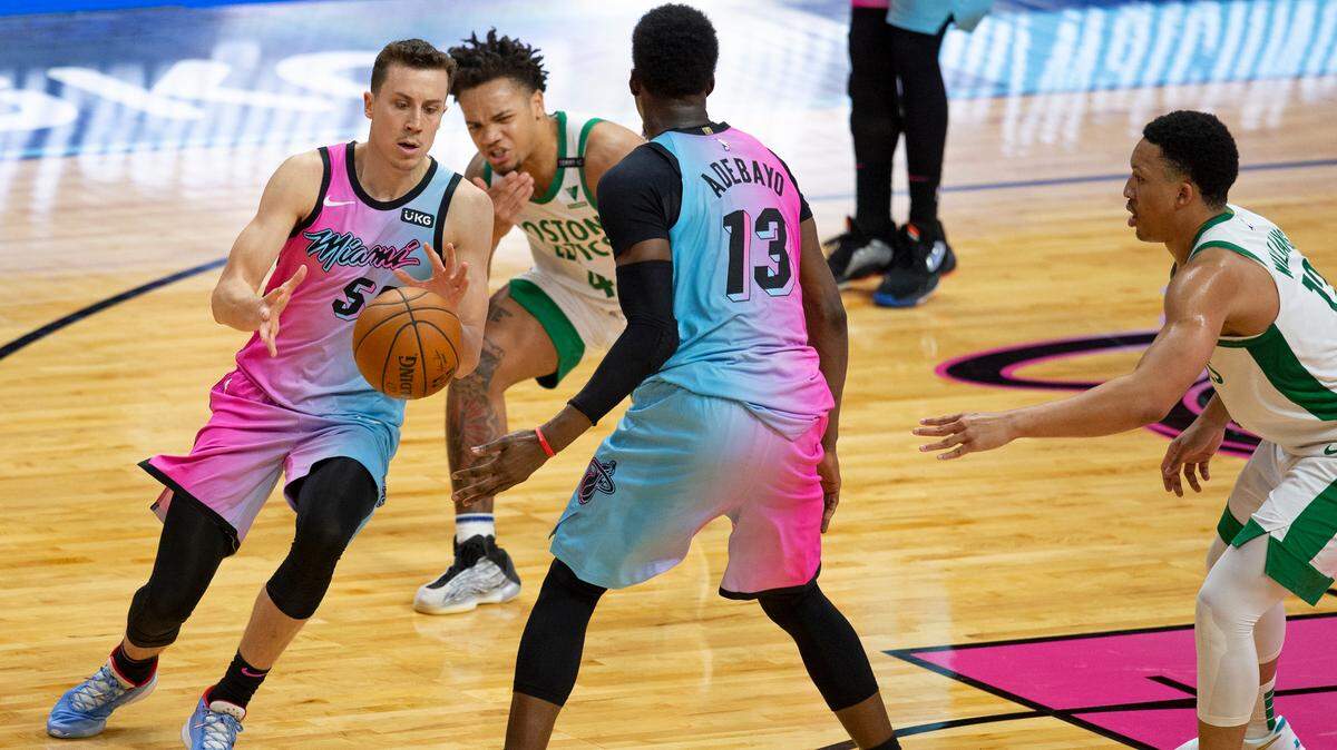 Los jugadores del Heat Duncan Robinson (55) y Bam Adebayo (13) hacen una jugada en el juego ante los Celtics el 6 de enero de 2021 en el AmericanAirlines Arena.