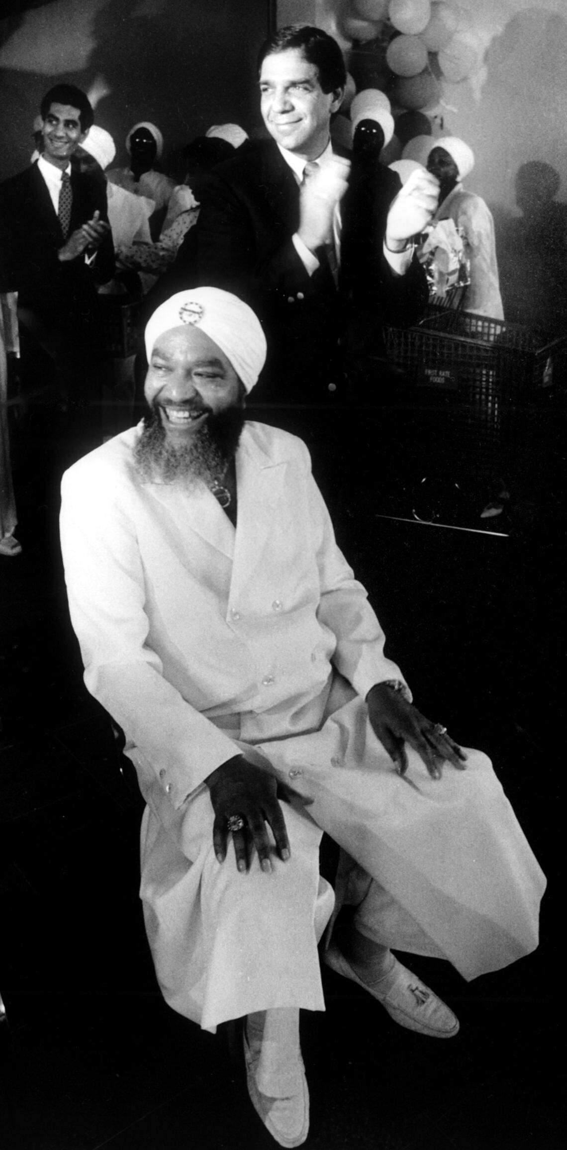 Cult leader Yahweh ben Yahweh, seated, and then-Miami Mayor Xavier Suarez team up to open a new full-service supermarket in Miami’s inner city, April 14, 1990.