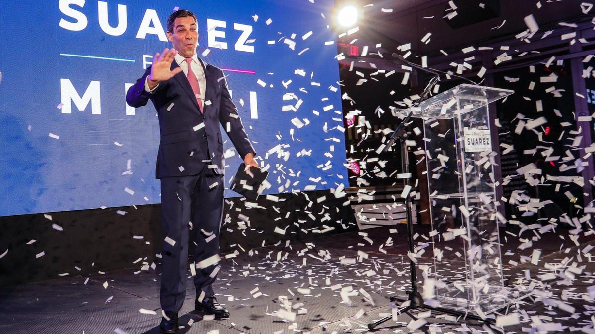 El alcalde Francis Suárez reclama la victoria durante su fiesta de resultados en Miami, en The Wharf, el martes 2 de noviembre de 2021.