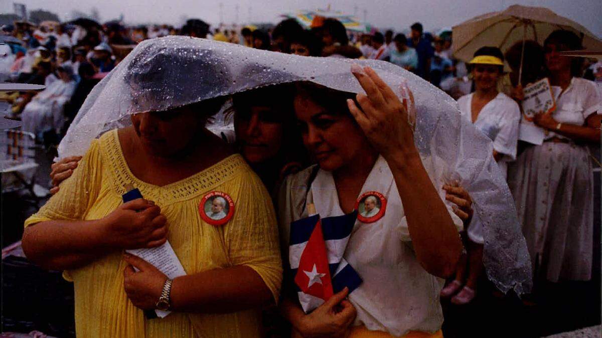 The soggy crowds at the pope’s Mass at Tamiami Park in 1987.