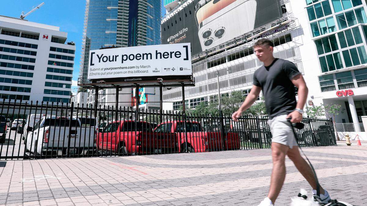 O, Miami, una organización sin fines de lucro que organiza un festival de poesía, anima a los habitantes a participar en su concurso de poemas. El poema ganador se expondrá en esta valla publicitaria del downtown, frente al estadio de los Miami Heat.