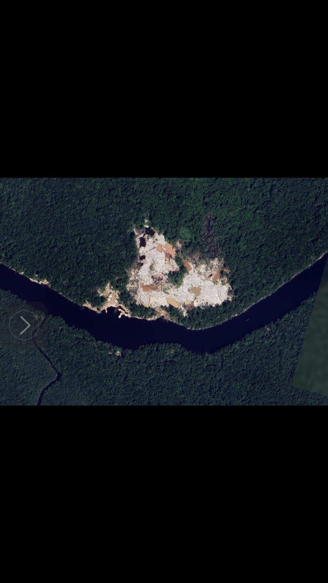 A Google Earth satellite photo of a mining site located at a short distance from Angel Falls.