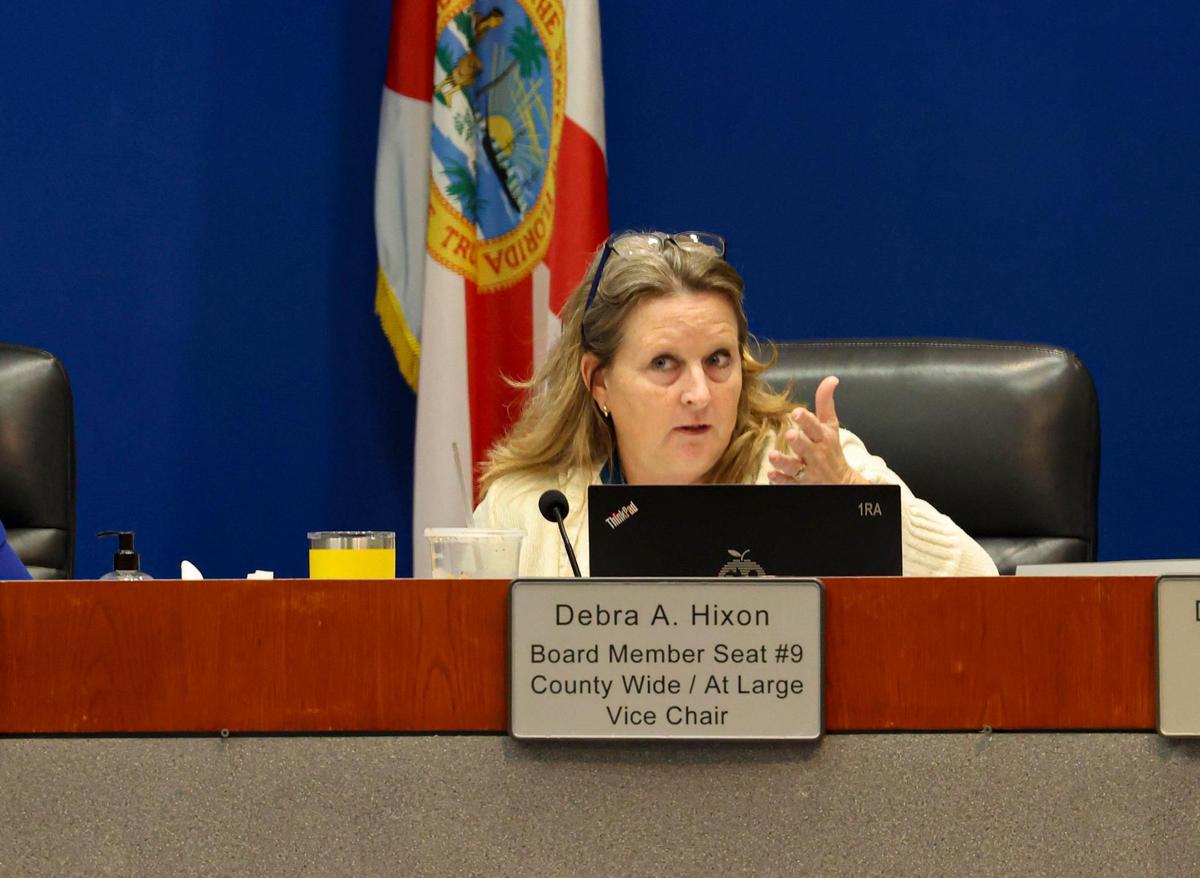 La vicepresidenta de la Junta Escolar de Broward, Debra Hixon, habla durante una reunión de la Junta Escolar de Broward, el martes 24 de enero de 2023, en Fort Lauderdale.