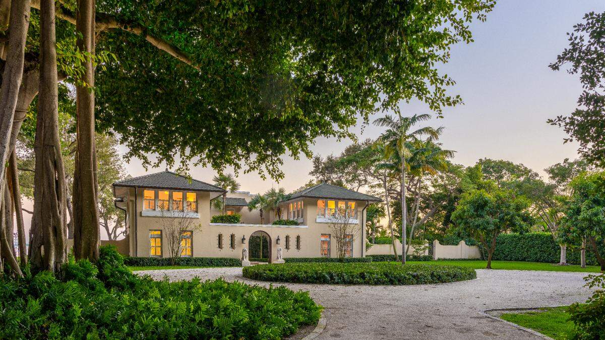 William Jennings Bryan’s Villa Serena, built in 1913, occupies a lush bayfront site at the end of a gravel drive off Brickell Avenue in Miami’s Coconut Grove. The current owner, billionaire Ken Griffin, wants to move the protected historic house to nearby Vizcaya’s farm village.
