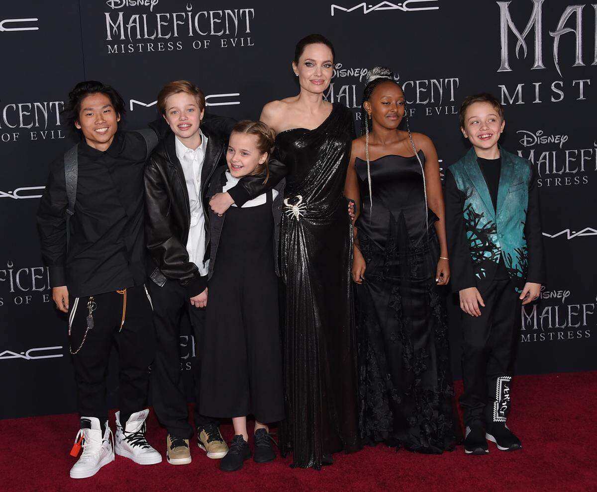 angelina jolie with five of her children at maleficent premiere