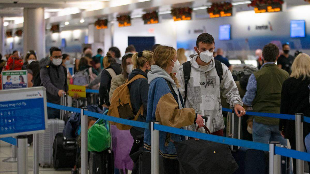 Imagen de archivo de viajeros en el Aeropuerto Internacional de Miami el lunes 28 de diciembre de 2020. Nueva Zelanda permitirá a ciertos extranjeros trabajar en el país mientras vacacionan.