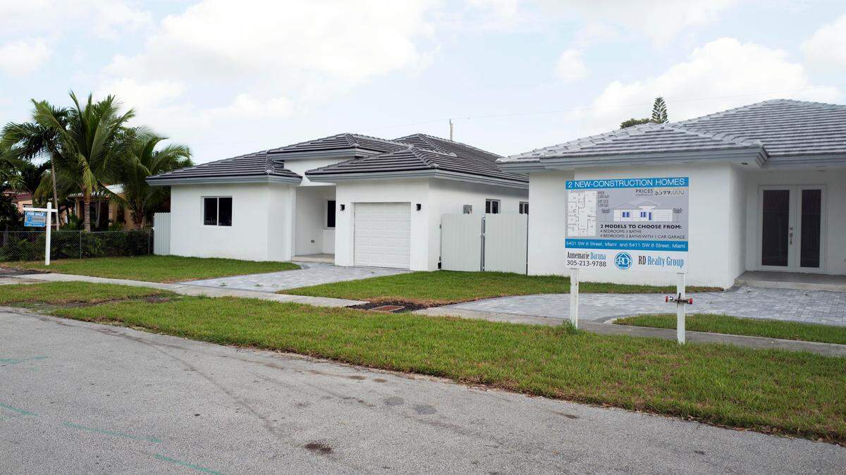 “For sale” signs dot a Miami-Dade County neighborhood on Thursday, July 5, 2018.