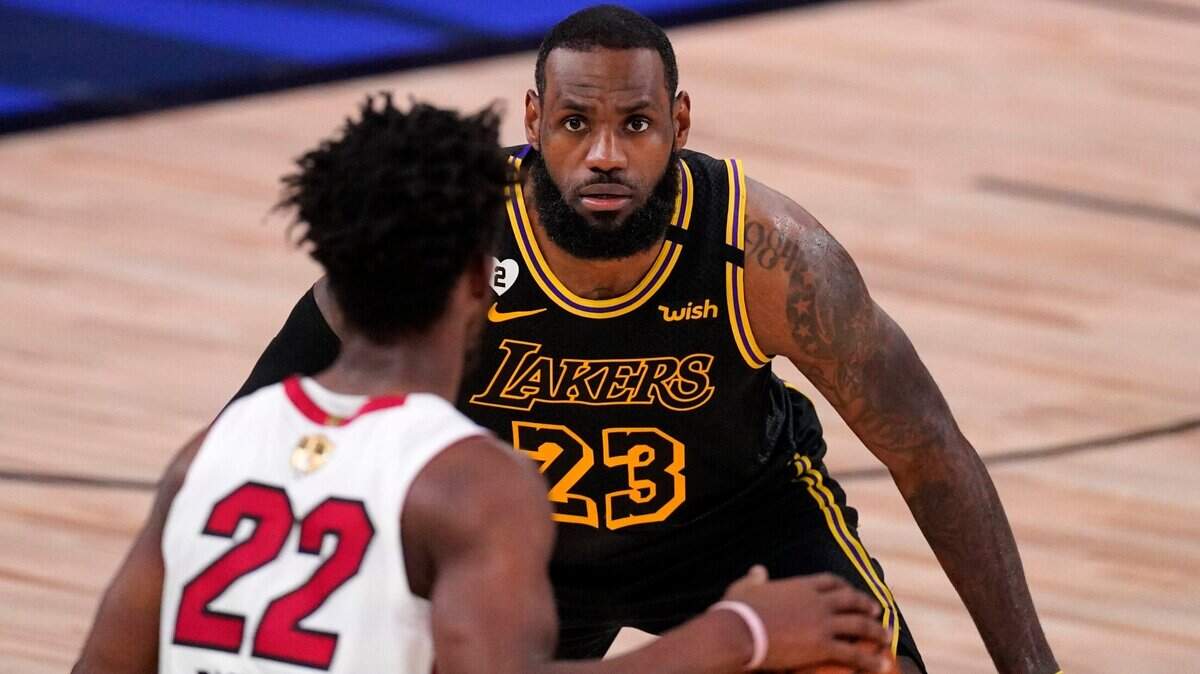 LeBron James, (23) de Los Angeles Lakers, defiende a Jimmy Butler, (22) del Miami Heat, en el Juego 2 de las Finales de la NBA, el viernes 2 de octubre de 2020, en Lake Buena Vista, Florida.