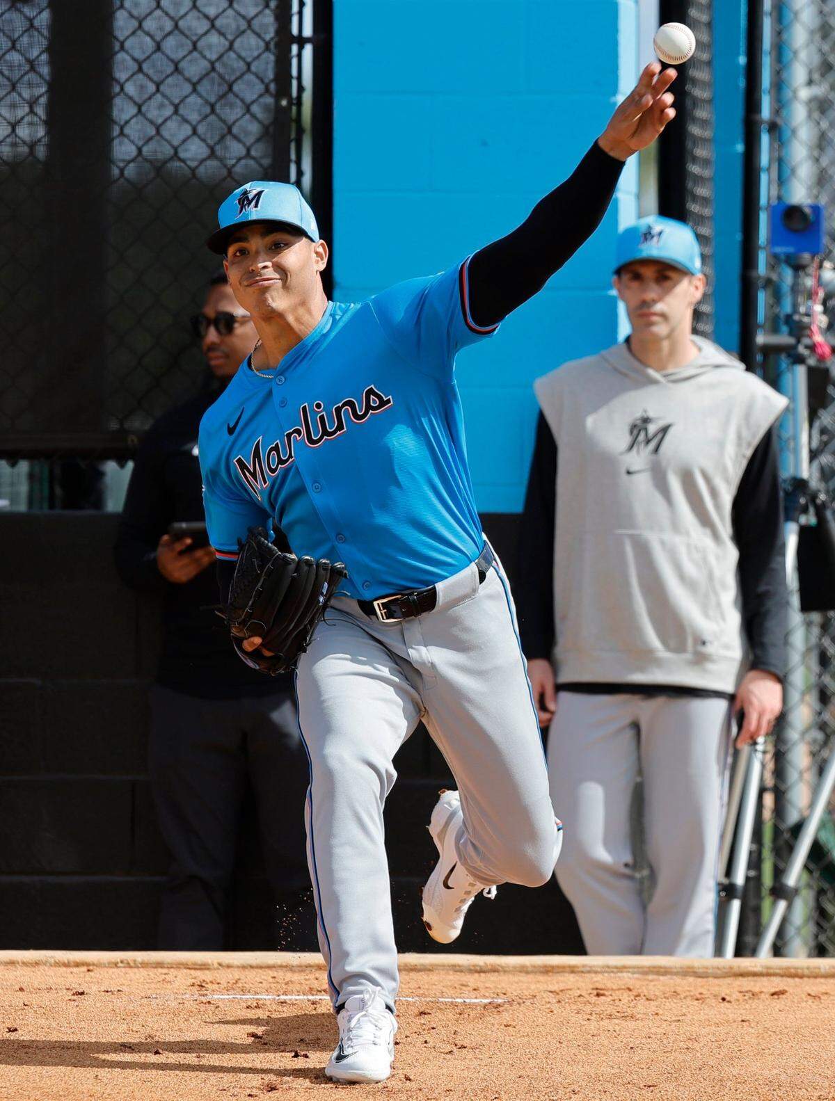 El zurdo Jesús Luzardo lanza en una sesión de bullpen en el entrenamiento de primavera de los Marlins, el 15 de febrero de 2024 en el Roger Dean Chevrolet Stadium en Jupiter, Florida.