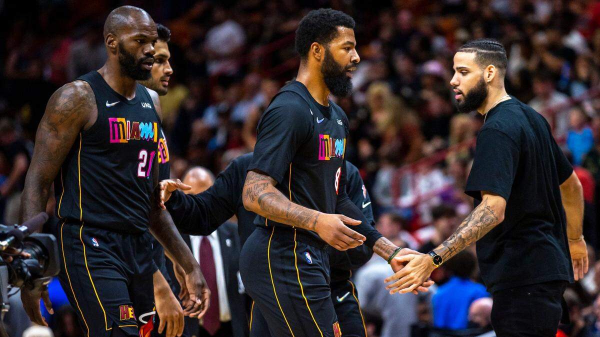 El delantero del Heat, Markieff Morris (centro), saluda a sus compañeros de equipo durante el partido contra los Timberwolves, el sábado 12 de marzo de 2022 en Miami.