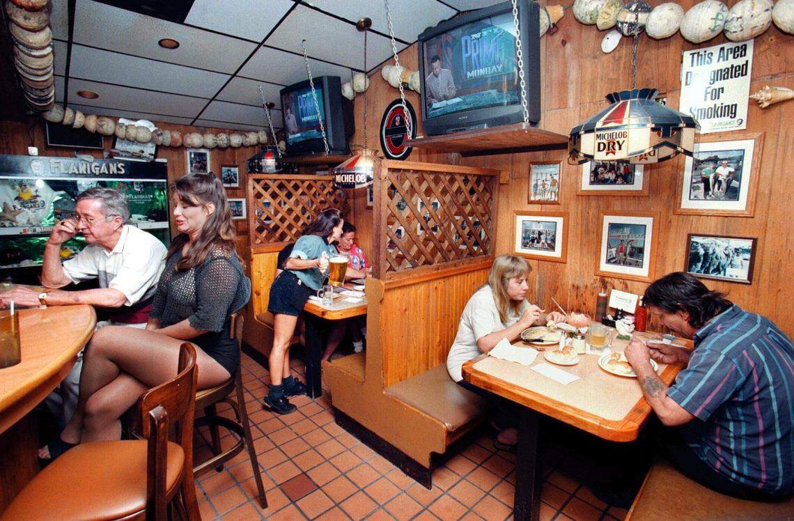 In 1997, diners at a Flanigan’s Seafood Bar and Grill in Broward.