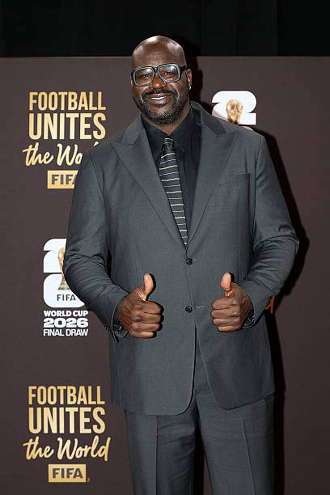 El asistente del sorteo Shaquille O’Neal posa en la alfombra roja antes del Sorteo Oficial de la FIFA World Cup 2026 en el John F. Kennedy Center for the Performing Arts el viernes en Washington, D.C.