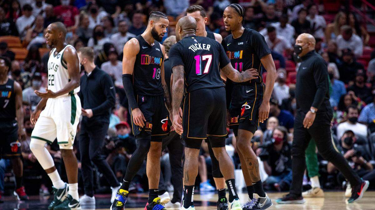 El delantero del Heat P.J. Tucker (17) habla con sus compañeros de equipo en el juego contra los Bucks el 8 de diciembre de 2021.en el FTX Arena de Miami.