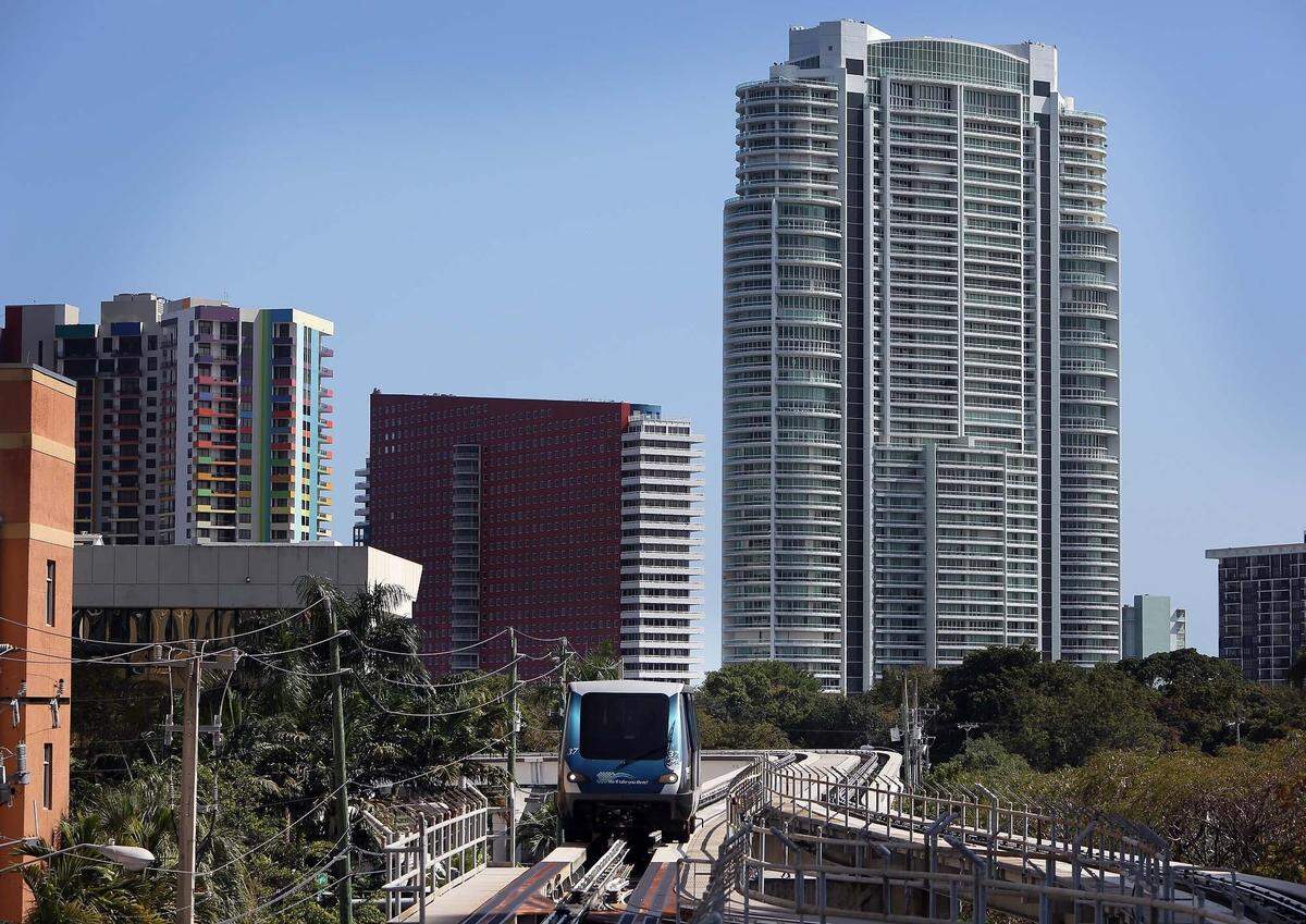 Un vagón de Metromover se acerca a la estación Brickell de Miami.
