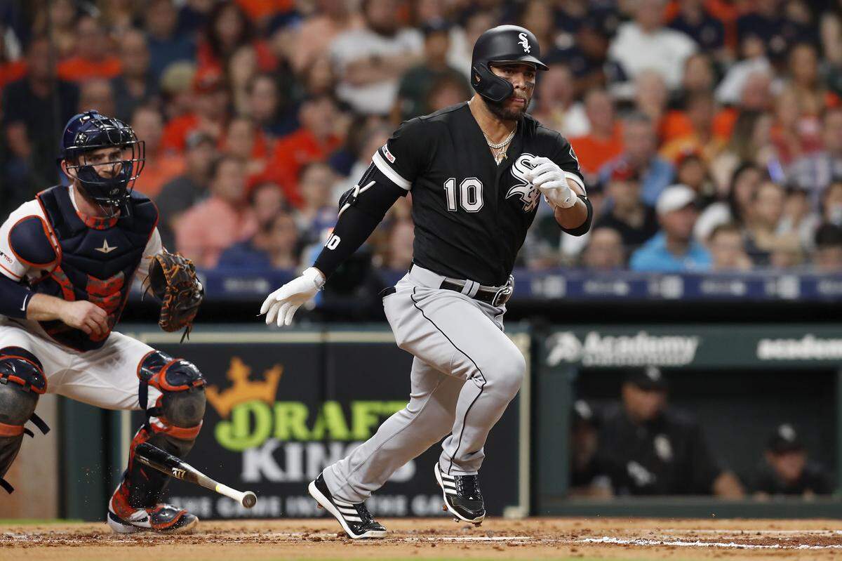 Yoan Moncada # 10 de los Medias Blancas de Chicago bateó un doble remolcador en la tercera entrada contra los Astros de Houston en el Minute Maid Park el 23 de mayo de 2019 en Houston, Texas.