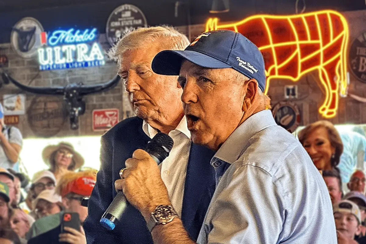 El representante federal de Florida Carlos Giménez, derecha, hace campaña a favor del expresidente Trump en Iowa en 2023