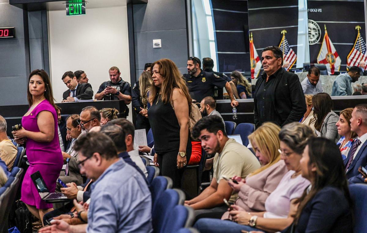 Christi Fraga (derecha), alcaldesa de la ciudad de Doral, escolta a Jeanina y George Castellanos Sr., los padres de George Castellanos, el guardia de seguridad asesinado en un tiroteo en el Martini Bar de CityPlace Doral, durante una reunión de la comisión para discutir los reglamentos de las bebidas alcohólicas tras la tragedia de Martini Bar, el miércoles 08 de mayo de 2024.