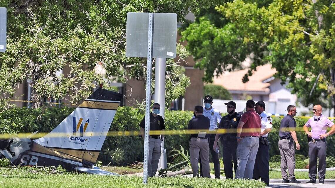 One dead in Miramar FL plane crash at Chase branch, Publix | Miami Herald