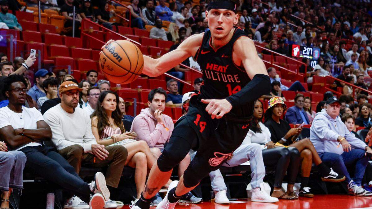 El guardia del Miami Heat, Tyler Herro (14), conduce hacia la canasta durante el partido contra los Washington Wizards en el Kaseya Center de Miami el viernes 3 de noviembre de 2023.