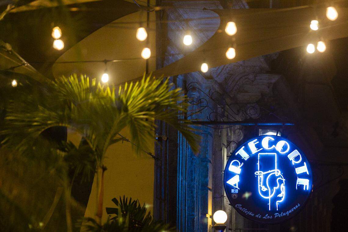 A neon sign made for the Artecorte project in the Callejon de Peluqueros in Havana.
