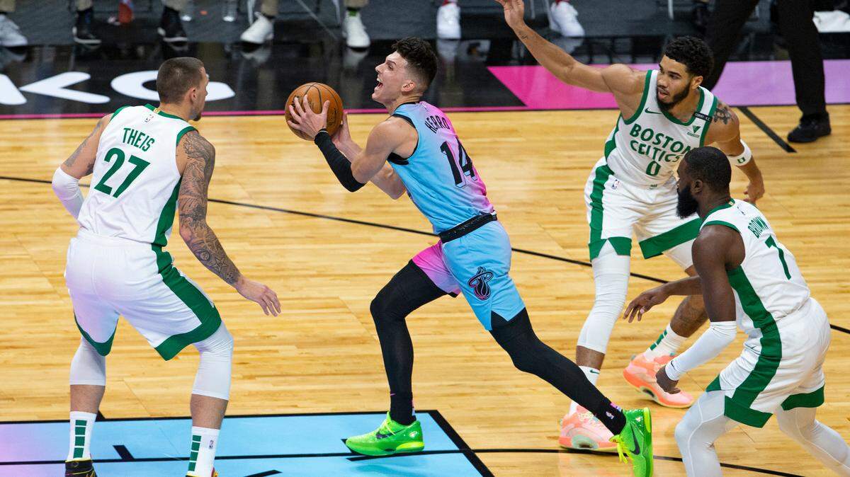 El escolta del Heat Tyler Herro (14) entra a la canasta contra los jugadores de los Celtics Daniel Theis (27) Jayson Tatum (0) y Jaylen Brown (7) en el AmericanAirlines Arena el miércoles 6 de enero de 2021.