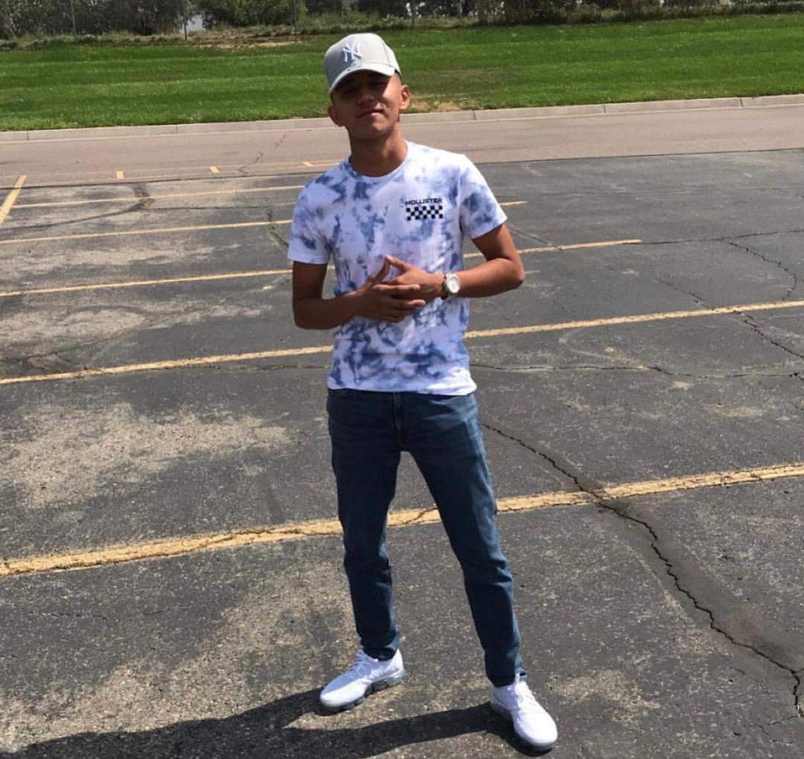 Alex Carrillo, 19, estudia cursos de bienes raíces.