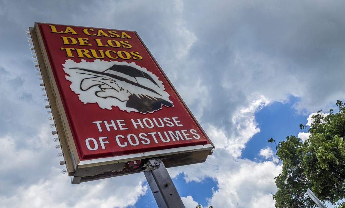 The sign outside La Casa De Los Trucos.