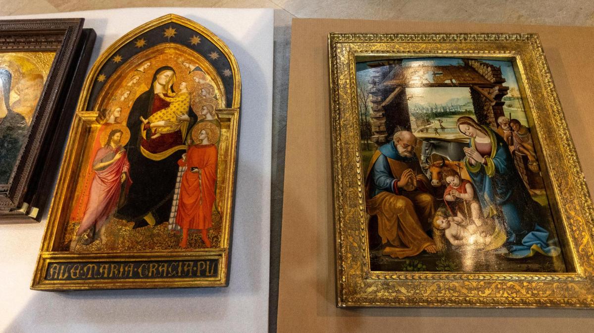  'The Nativity,' circa 1510-1515, de Antonio di Jacopo Gallo (derecha), y 'Madonna and Child Enthroned with Saints,' circa 1390-1400, de Francesco Fiorentino, en el suelo de la galería de arte de Belen Jesuit Preparatory School después de haber sido sacadas de sus empaques. Estas obras forman parte de la exposición "Faith, Beauty and Devotion: Medieval, Renaissance, and Baroque Paintings" en la galería del 16 de septiembre al 16 de diciembre de 2023.