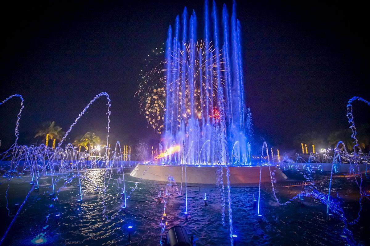 Fireworks from different boats in Biscayne Bay can be seen through the fountain at Bayfront Park as the new year arrives on Tuesday, Dec. 31, 2024.