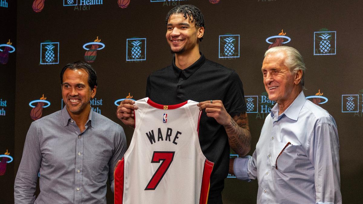 Miami Heat center Kel’el Ware, center, head coach Erik Spoelstra, left, and team president Pat Riley, right, strike a pose as the rookie holds his new jersey up during Ware’s introductory press conference at Kaseya Center on Friday, June 28, 2024, in Miami.