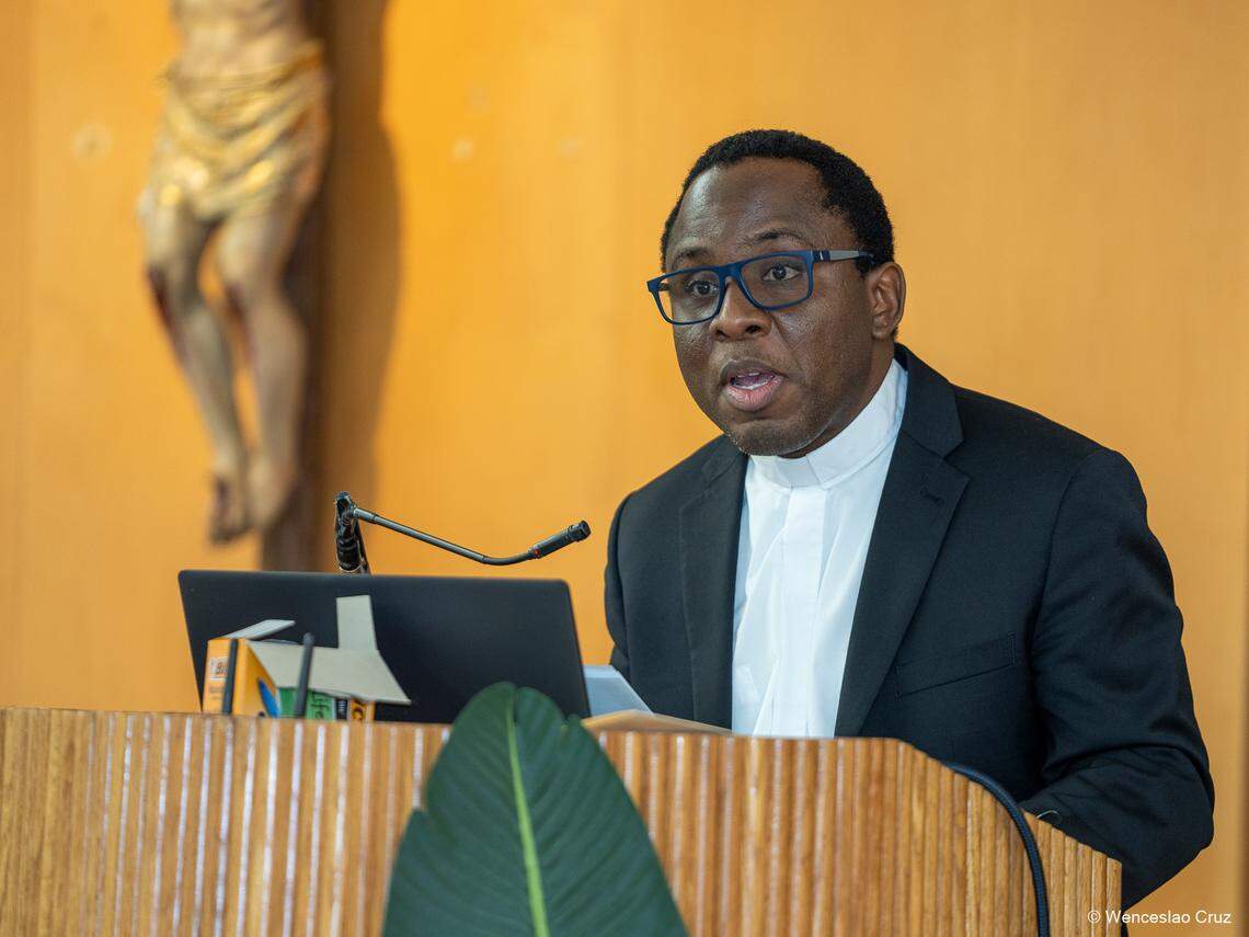 Father Sudzer Charélus, SJ, a priest at Gesù Catholic Church in Miami, gives a lecture on Pedro Arrupe at the “Instituto Pedro Arrupe” on February 8th, 2025. 
