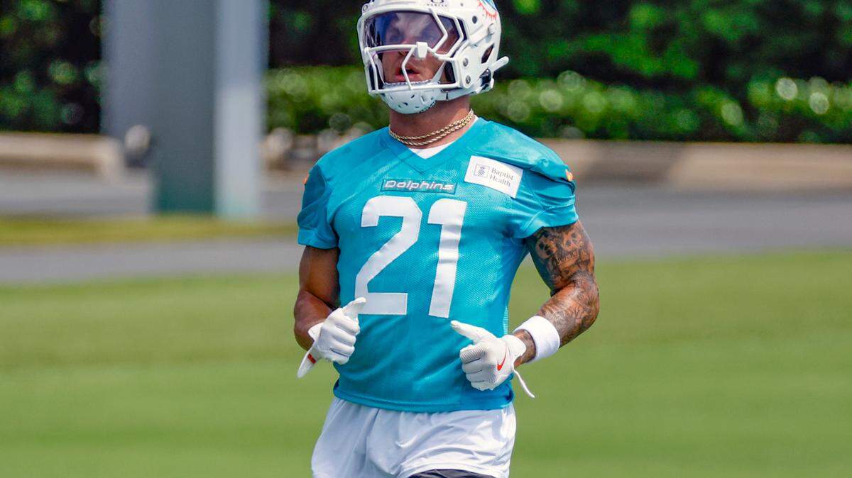 Miami Dolphins Ashtyn Davis (21) runs between practice drills during mandatory minicamp at the Baptist Health Training Complex in Miami Miami Gardens, Florida on Tuesday, June 10, 2025