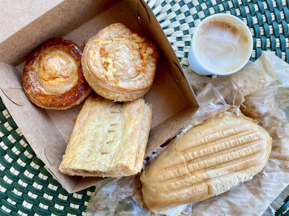 Pastelitos y cafecito de la ventanita en Chug's Diner en Coconut Grove.