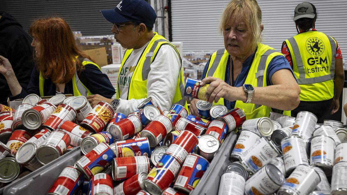 La voluntaria Terry Springer, a la derecha, prepara paquetes de ayuda para Jamaica en Global Empowerment Mission en Doral. Las donaciones partirán hacia la isla después del paso del huracán Melissa.