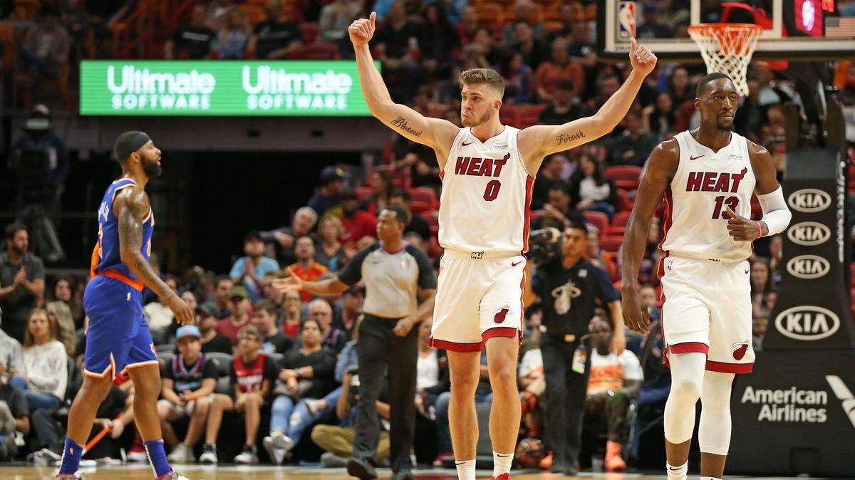 El centro del Heat Meyers Leonard (0) saluda al público en el American Airlines Arena. Ahora no se sabe ciuando esta imagen volverá a repetirse.