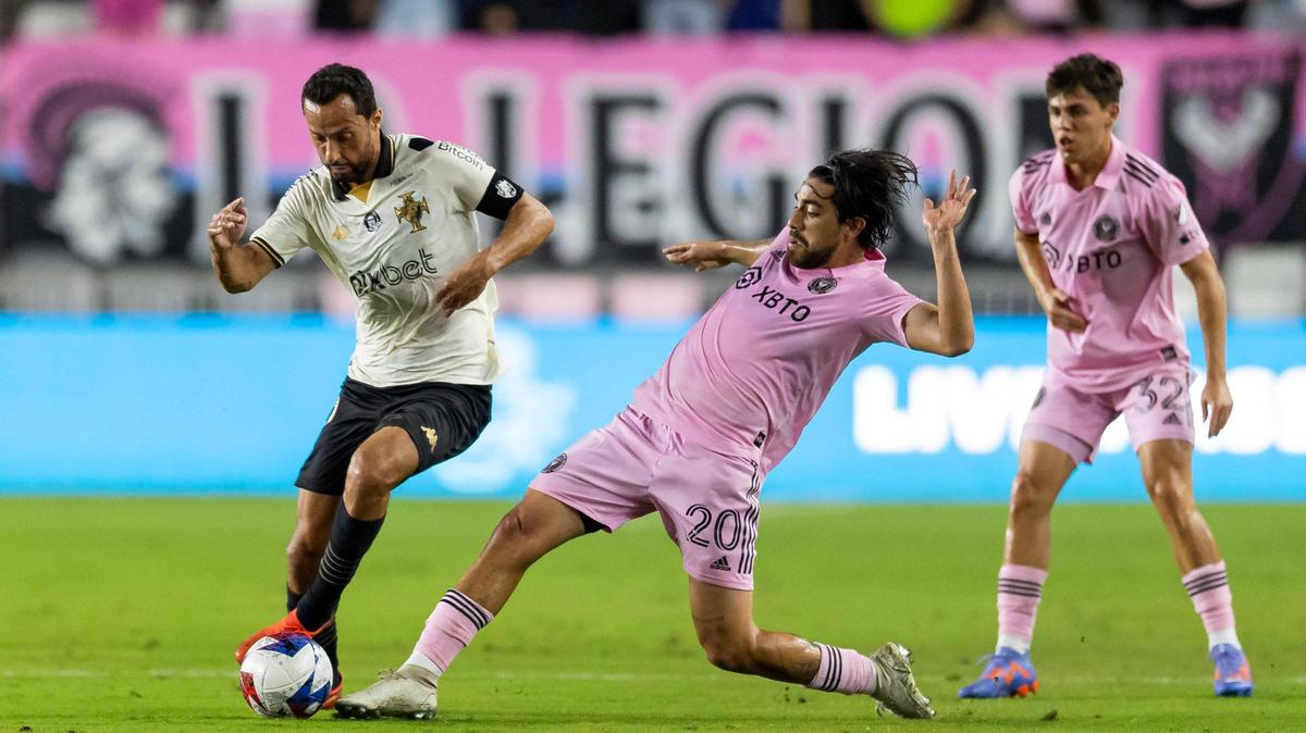 Inter Miami midfielder Rodolfo Pizarro (20) fights for possession of the ball against Vasco da Gama Anderson Luis De Carvalho (10) in the first half of a friendly soccer match at DRV PNK Stadium on Saturday, Jan. 21, 2023, in Fort Lauderdale, Fla.