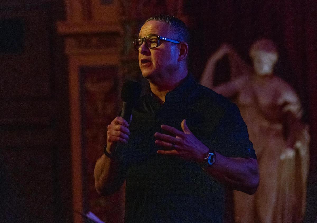 El administrador de la ciudad, Art Noriega, habla durante una reunión organizada por la ciudad de Miami para discutir la venta propuesta del Teatro Olympia a Sports Leadership Arts Management (SLAM), el miércoles 16 de julio de 2025.