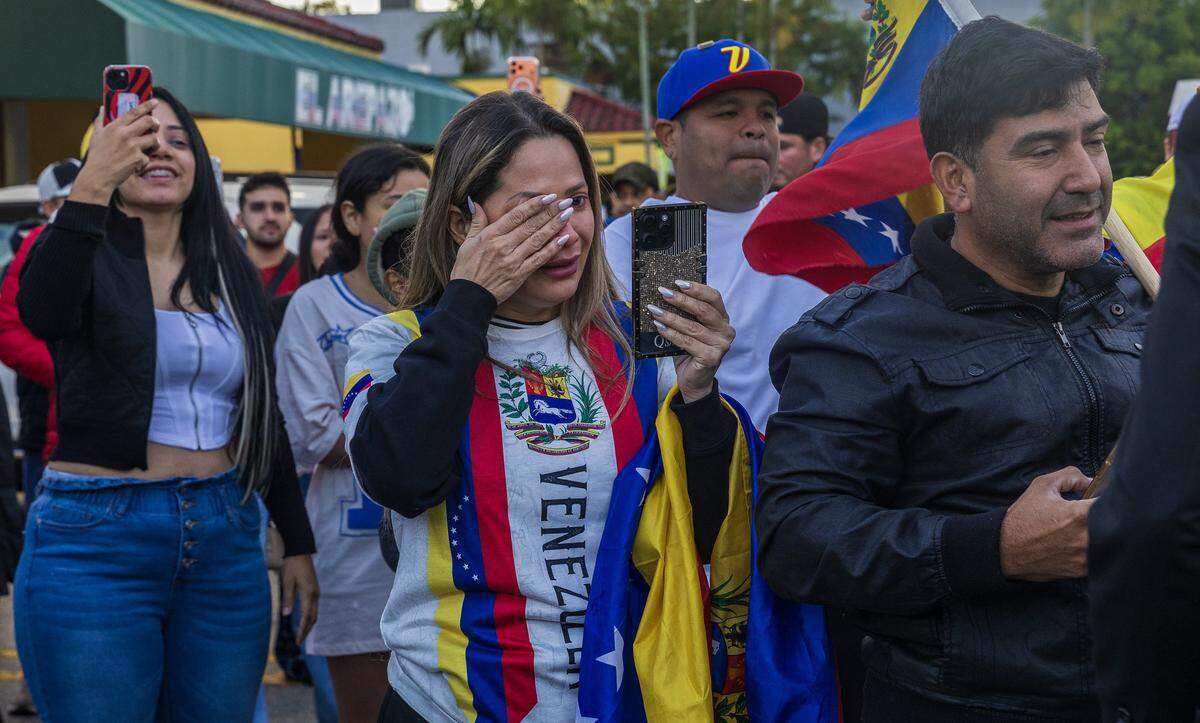 Jennifer Santillan reacciona al unirse a un grupo de exiliados venezolanos que celebraban frente a El Arepazo en Doral, Florida, después de que EEUU capturara al líder venezolano Nicolás Maduro, el 3 de enero de 2026.
