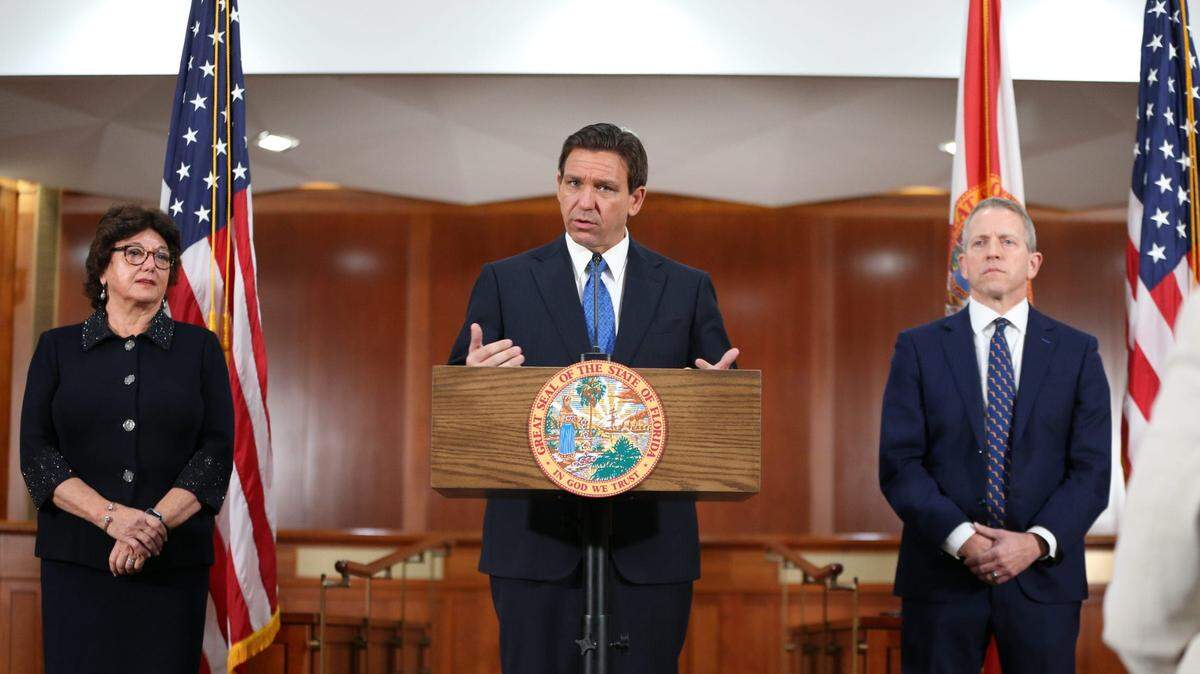 El gobernador Ron DeSantis haciendo su valoración de la sesión legislativa de la Florida de 2023 en la sala del Gabinete del Capitolio en Tallahassee el viernes 5 de mayo de 2023.