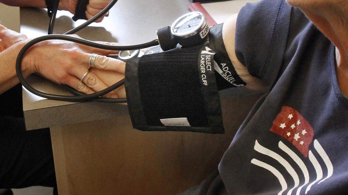 A new study by Columbia University Vagelos College of Physicians and Surgeons and NewYork-Presbyterian found that delivering zaps of ultrasound to nerves near the kidney reduced high blood pressure in those resistant to medications.