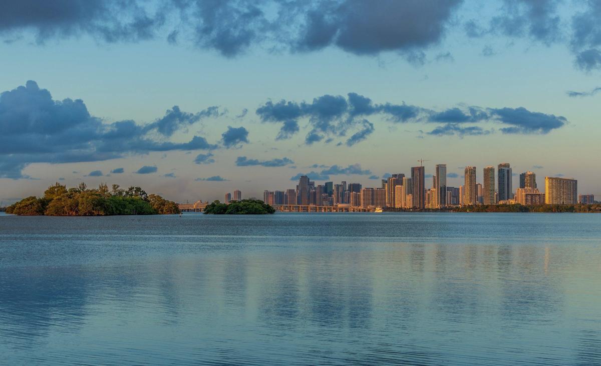 Vista del horizonte de Miami incluyendo Bird Key, una isla privada en la bahía de Biscayne que ahora está a la venta ante el enfado de ecologistas, porque urbanizadores pudieran construir en la isla, desplazando a todas las aves, el jueves 23 de mayo de 2024.