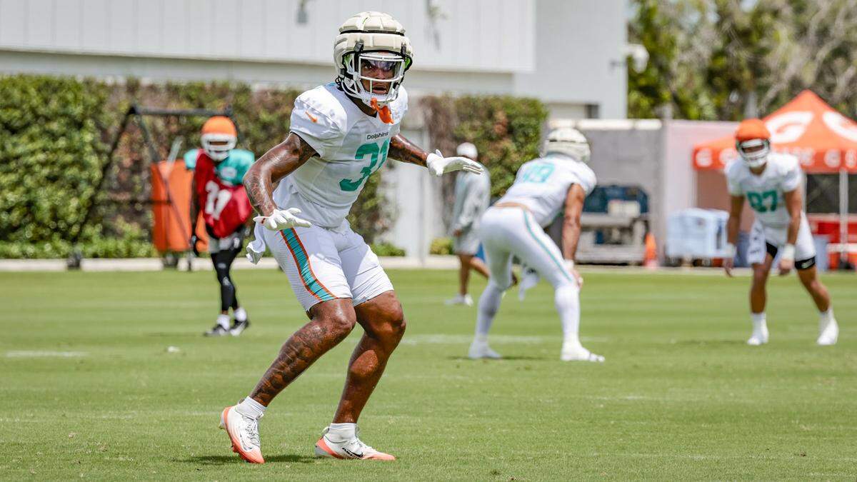 Miami Dolphins running back Ollie Gordon II (31) runs through practice drills at Miami Dolphins Training Camp in Miami Gardens, Florida, on Wednesday, September 3, 2025. 