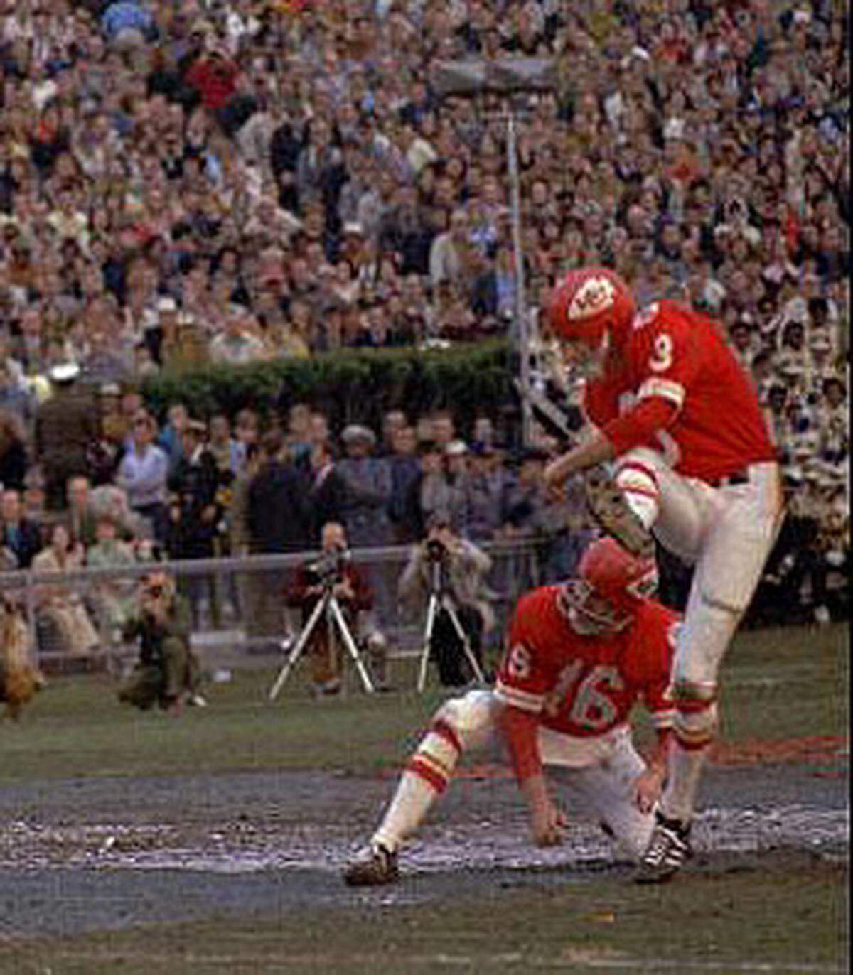 01/24/03-FOR SPORTS--Kansas City Chiefs place kicker Jan Stenerud kicks a field goal against the Minnesota Vikings in Super Bowl IV in Louisiana, Jan. 11, 1970. (AP Photo) .