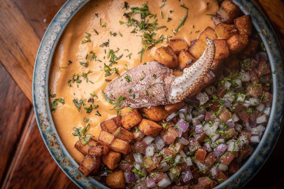 Crab in all forms is the focus of the new La Pata Gorda restaurant, which also serves shrimp, oysters, ceviches and other seafood delicacies from Ecuador.