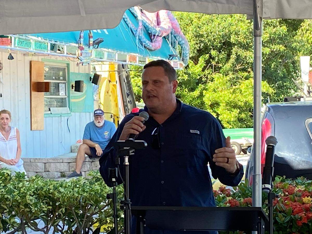 Robert Lockwood, defensor público del Condado Monroe, habla en una manifestación celebrada el domingo 8 de octubre de 2023, en protesta contra una propuesta para fusionar los circuitos judiciales de la Florida.