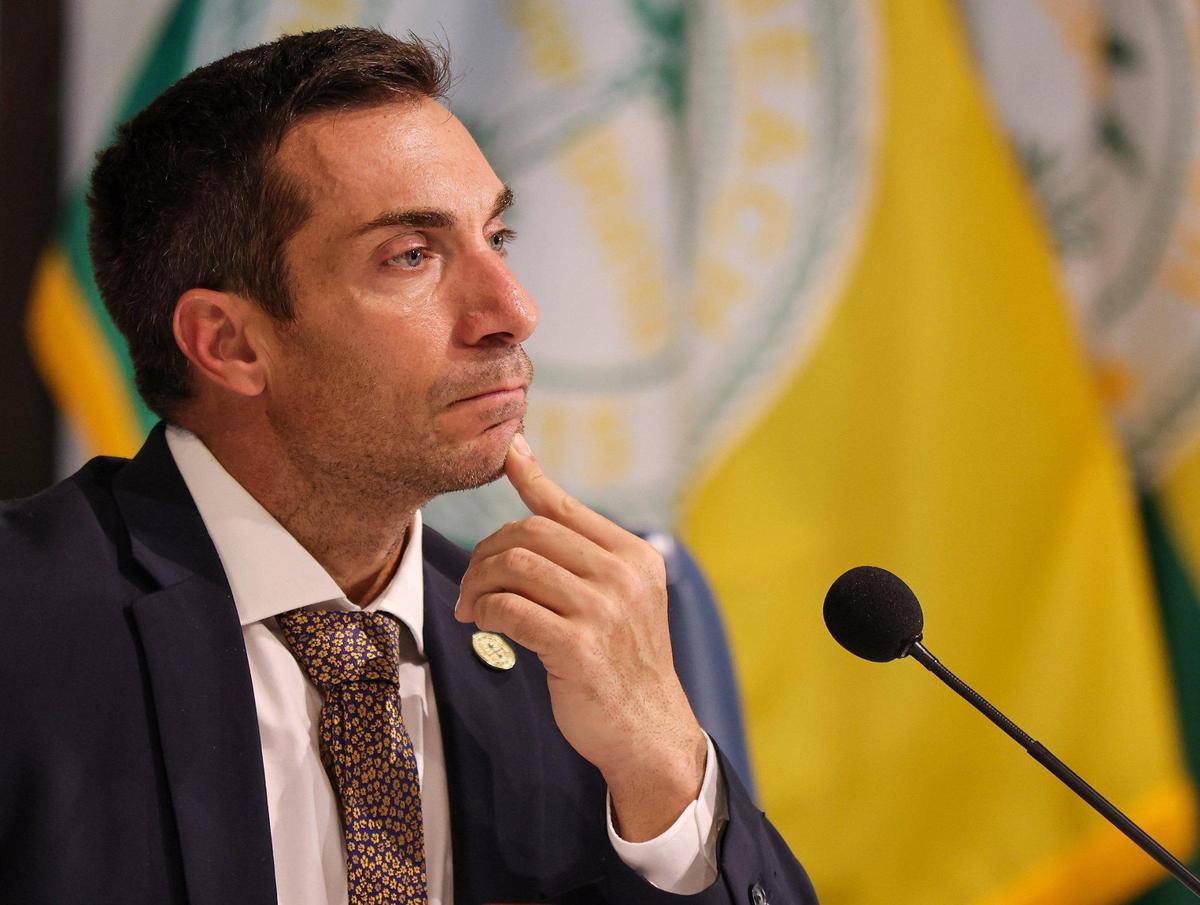 El comisionado Joseph Magazine asiste a la reunión de la Comisión Municipal de Miami Beach celebrada el miércoles.