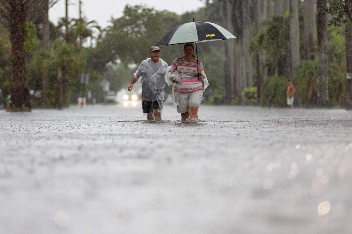 Las lluvias más intensas, combinadas con el aumento de las mareas y de los niveles de las aguas subterráneas, están haciendo que las inundaciones —como esta en Hollywood en junio de 2024— sean más frecuentes.